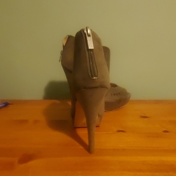 Olive Pumps - Picture 3 of 3